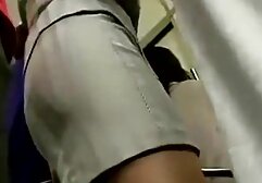 Egy aranyos csaladiszexvideo hottie szeret maszturbálni a kamera előtt.