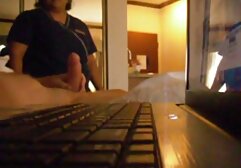 Egy dögös vörös hajú a kamera előtt megdugta ingyen családi szex videók a punciját egy játékkal.